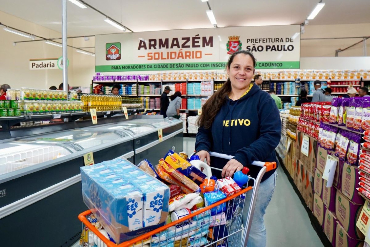 Família fazendo compras no Armazém Solidário da Prefeitura